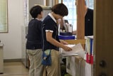 利用者様と作り物をしている坂本君 利用者様と作り物をしている坂本君