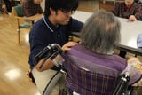 利用者様と作り物をしている坂本君 利用者様と作り物をしている坂本君