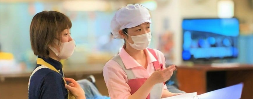 女性管理栄養士が利用者様の食事について女性介護職員と会話しています 女性管理栄養士が利用者様の食事について女性介護職員と会話しています