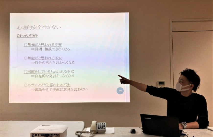 男性職員がスライドの説明をしている 男性職員がスライドの説明をしている