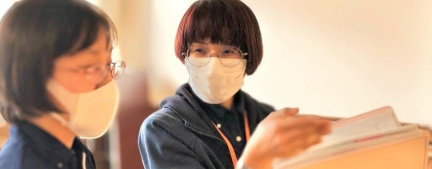 女性相談員が介護職員をケア内容について話しています 女性相談員が介護職員をケア内容について話しています