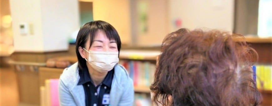 女性ケアマネージャーがカンファレンスでケア方針を説明しています。 女性ケアマネージャーがカンファレンスでケア方針を説明しています。