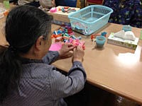 七夕飾りを制作中↑